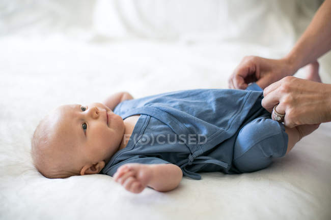 Mãe vestir bebê menino — Fotografia de Stock