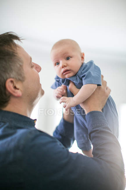 Батько тримає хлопчика — стокове фото