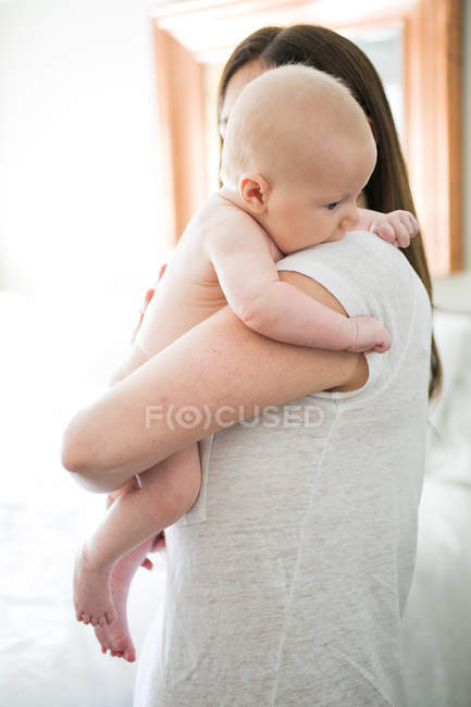 Mãe abraçando bebê menino — Fotografia de Stock