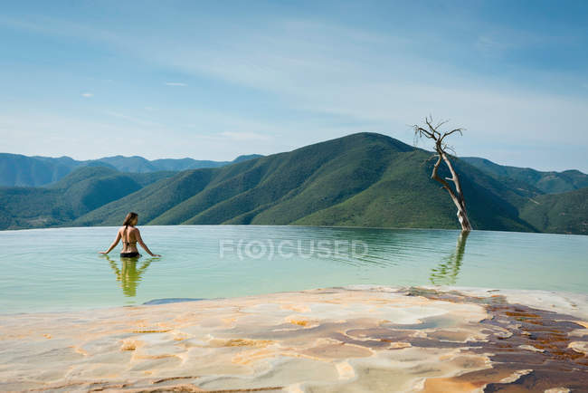 Femme relaxante dans la source thermale — Photo de stock