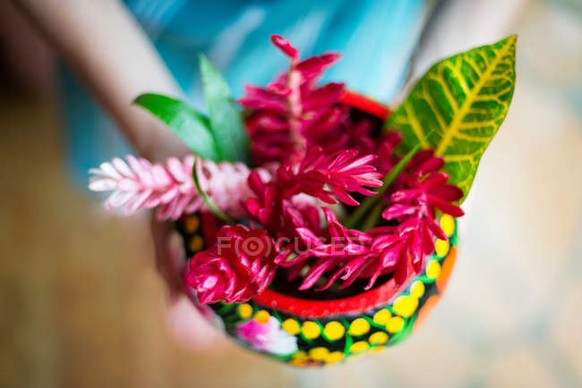 Schale mit gepflückten Blumen — Stockfoto