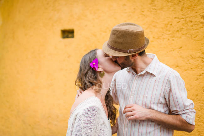 Couple kissing in street — Stock Photo