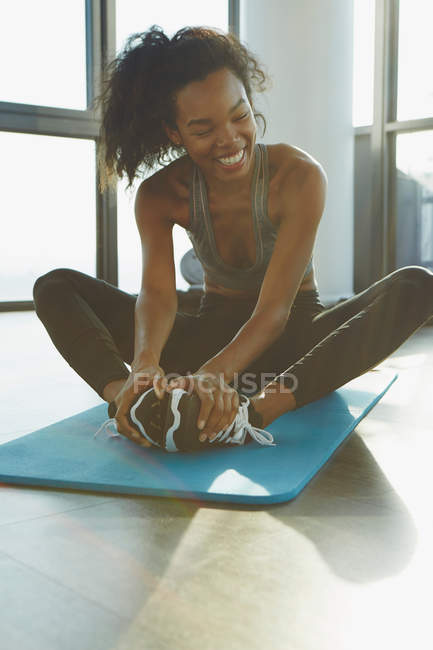 Mujer joven haciendo ejercicio en el gimnasio - foto de stock