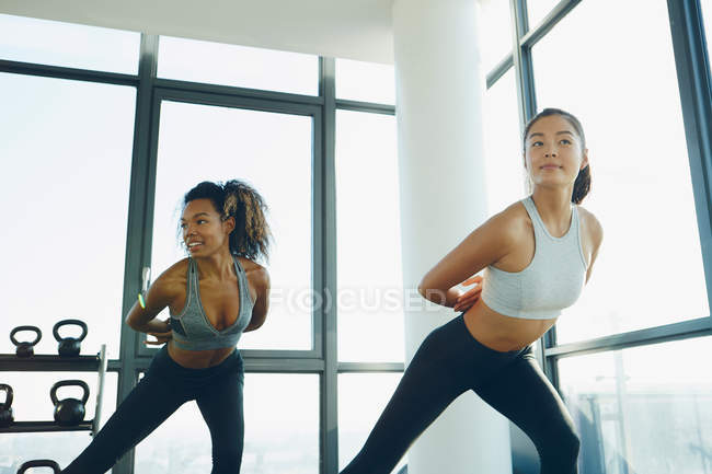Mujeres haciendo ejercicio en el gimnasio - foto de stock