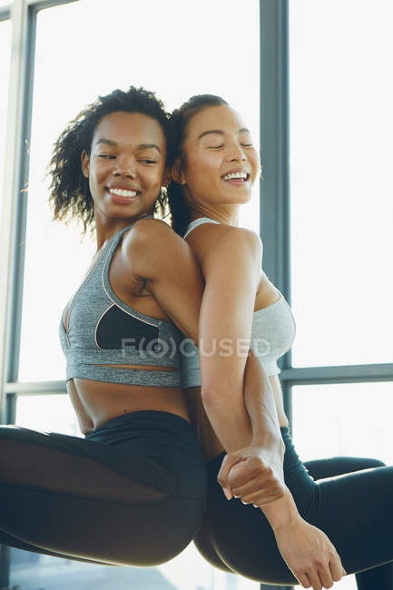 Mulheres exercitando no ginásio — Fotografia de Stock