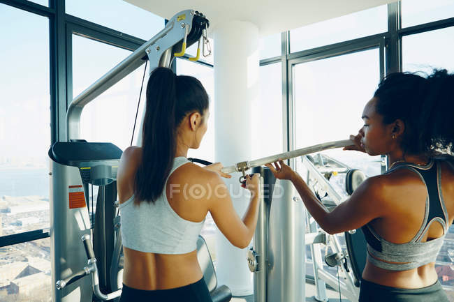 Женщины, тренирующиеся в спортзале — стоковое фото