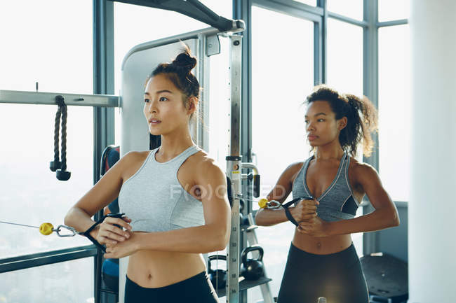 Women working out in gym — Stock Photo