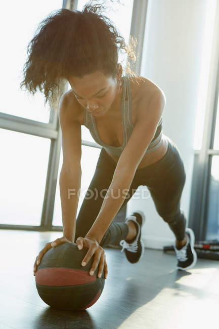 Jeune femme travaillant dans la salle de gym — Photo de stock