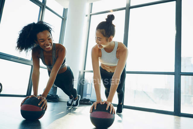 Mulheres exercitando-se no ginásio — Fotografia de Stock