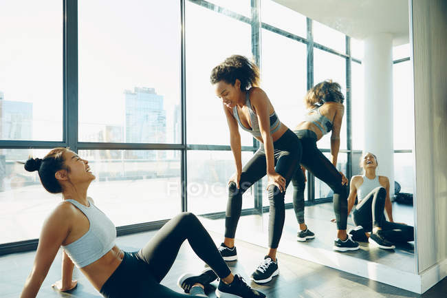 Zwei junge Frauen im Fitnessstudio — Stockfoto