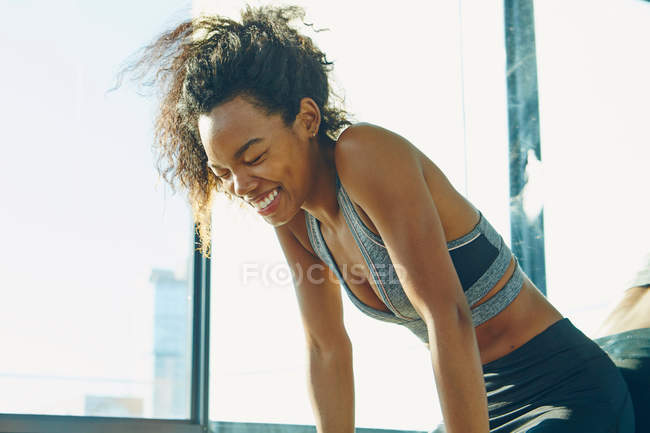 Junge Frau im Fitnessstudio — Stockfoto