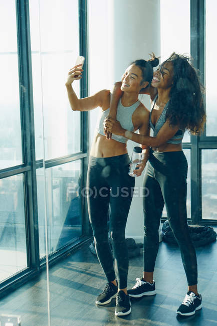 Two young women in gym — Stock Photo