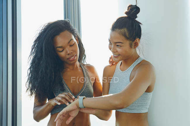 Two young women in gym — Stock Photo