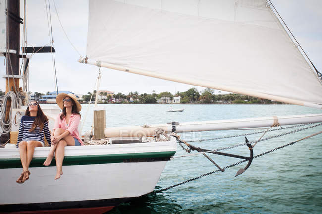 Zwei Frauen auf einem Segelboot — Stockfoto