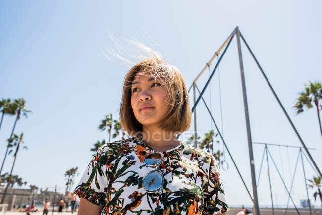 Mujer mirando desde Venice Beach - foto de stock