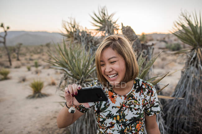 Jeune femme prenant smartphone selfie — Photo de stock