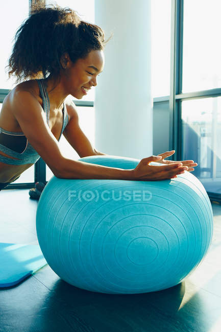 Young woman exercising in gym — Stock Photo