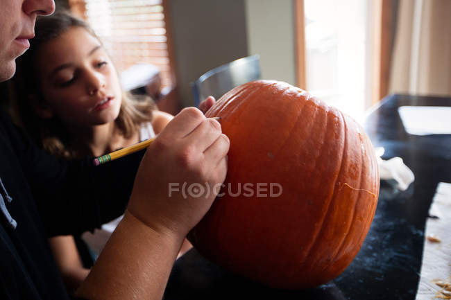 Father and daughter pumpkin carving — Stock Photo