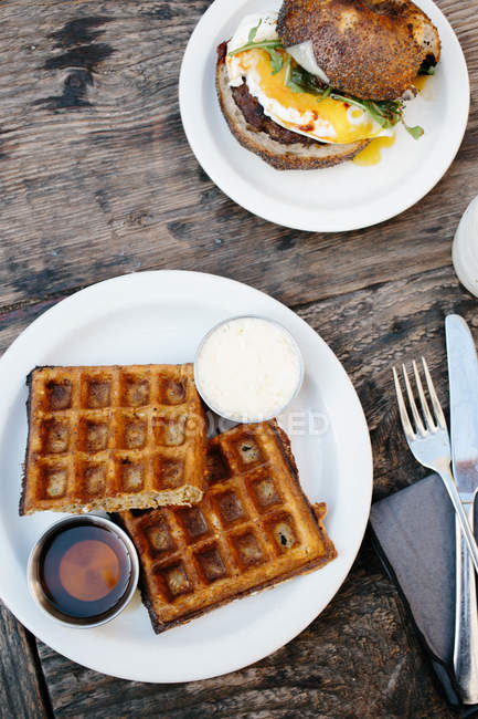 Waffles e rolo de café da manhã — Fotografia de Stock