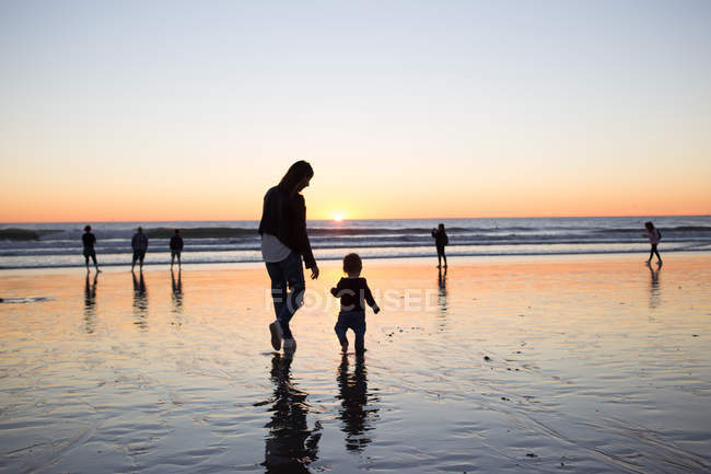 Мать и мальчик на пляже — стоковое фото
