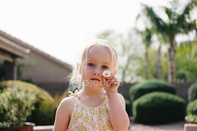 Portrait of girl holding daisy flower — Stock Photo