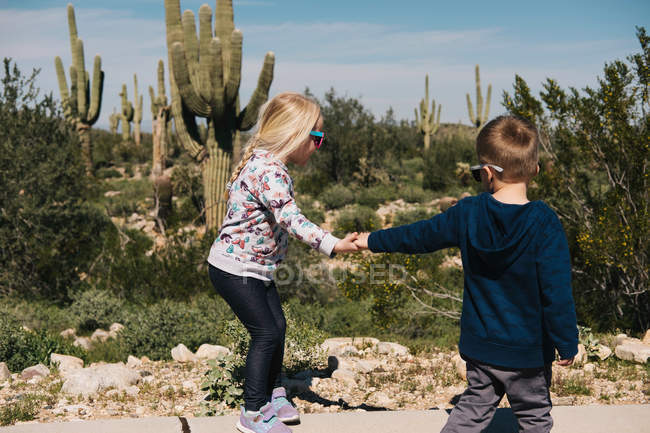 Мальчик и девочка держатся за руки — стоковое фото