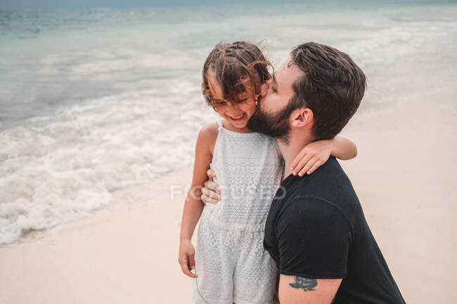 Отец целует дочь — стоковое фото