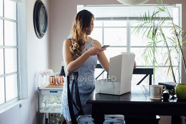 Young woman photographing — Stock Photo