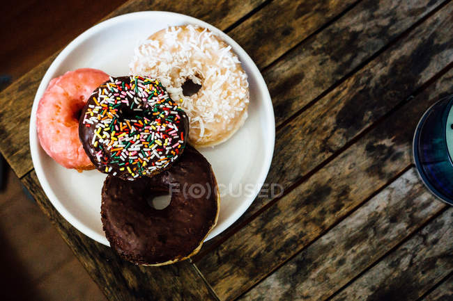 Тарілка з отворів пончика — стокове фото