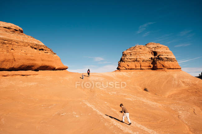 Famiglia esplorare nel deserto, Moab, Utah, Stati Uniti d'America — Foto stock