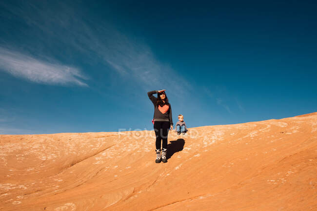 Mother and son exploring in desert, Moab, Utah, USA — Stock Photo