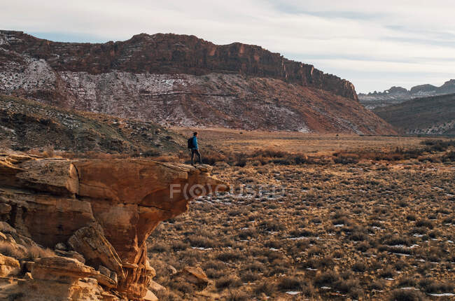 Mann wandert durch Wüste, Moab, Utah, USA — Stockfoto