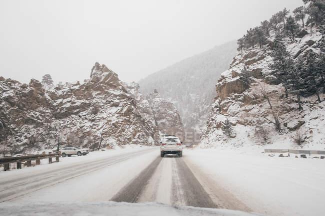 Caminhão na estrada coberta de neve — Fotografia de Stock