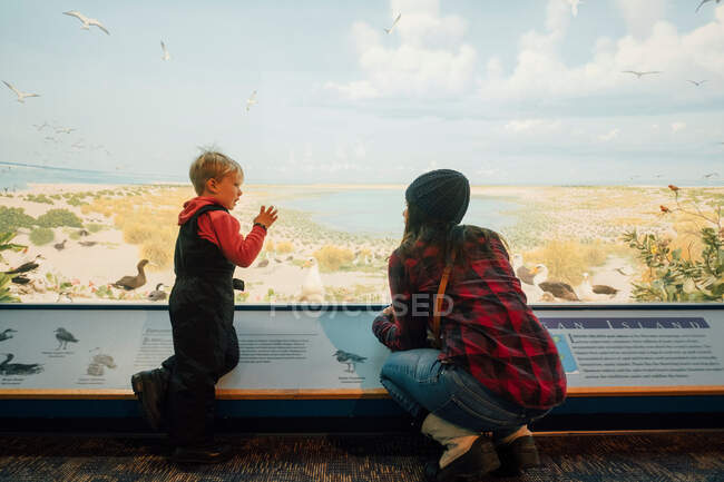 Mutter und Sohn im Museum beim Anblick von Exponaten — Stockfoto