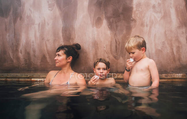 Mother and sons relaxing in pool, Ojo Caliente, New Mexico, USA — Stock Photo