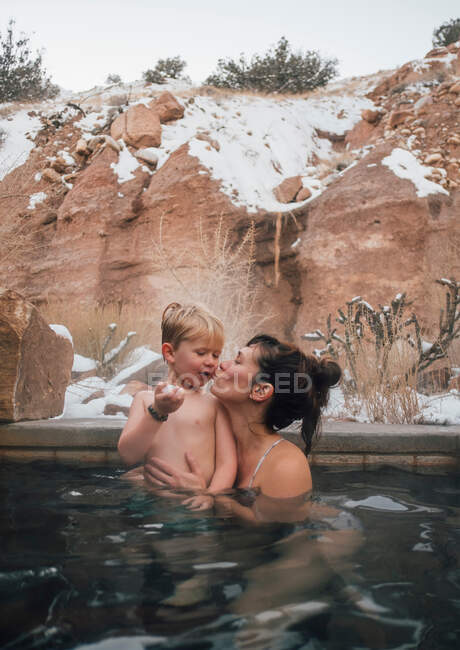 Mutter und Sohn relaxen im Pool, Ojo Caliente, New Mexico, USA — Stockfoto
