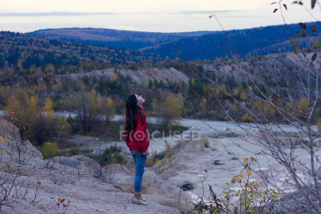 Girl standing in the park, Chusovoy, Russia — Stock Photo