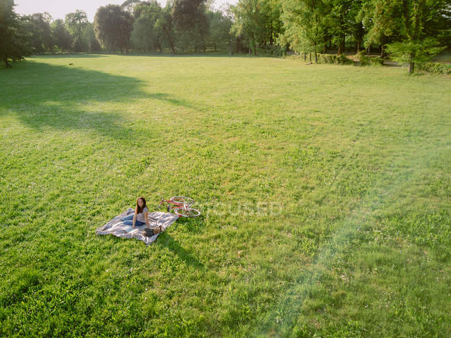 Femme relaxant sur l'herbe — Photo de stock
