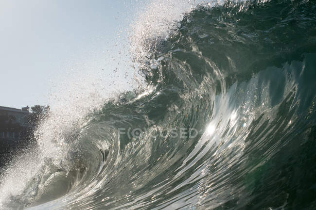 Vague ondulante et plage — Photo de stock