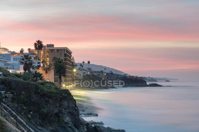Скелі і пляж на світанку — стокове фото