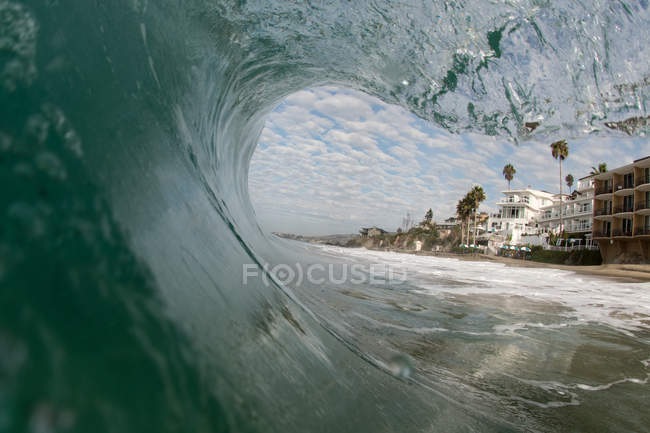 Rollende Welle und Strand — Stockfoto