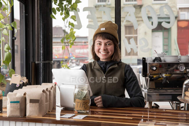 Женщина в кафе, Нью-Йорк, США — стоковое фото
