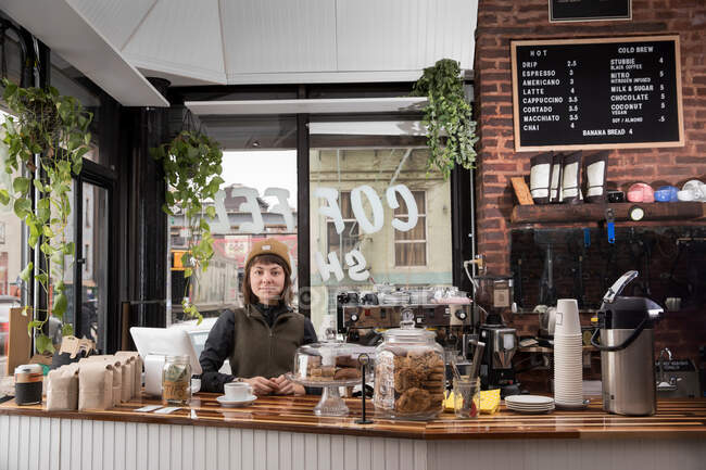 Employée féminine dans un café, New York, USA — Photo de stock