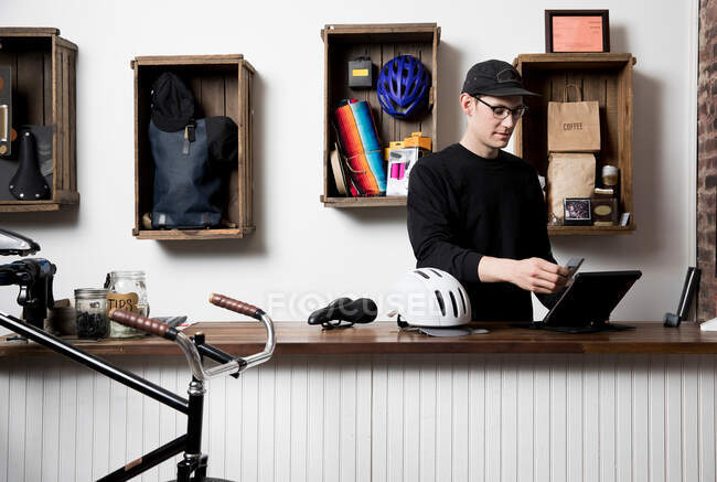 Hombre en tienda de accesorios de ciclismo - foto de stock