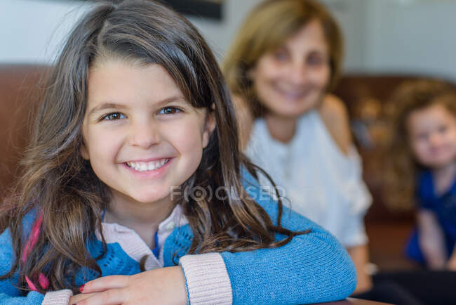 Chica con familia en sala de estar - foto de stock