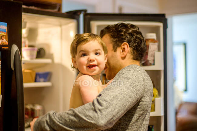 Father and daughter in kitchen — Stock Photo