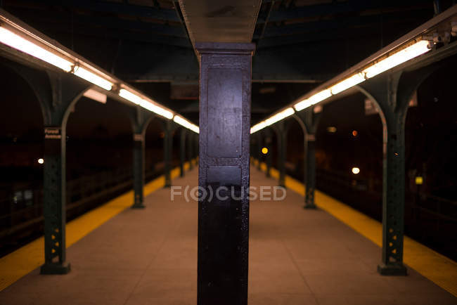 Vista de la plataforma del metro - foto de stock