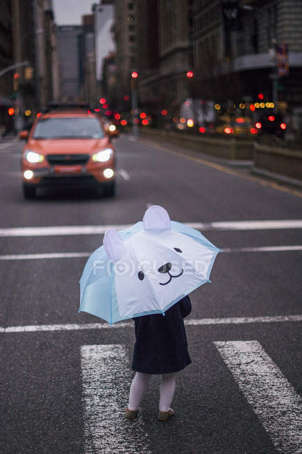 Молодая девушка на улице, Манхэттен, Нью-Йорк, США — стоковое фото