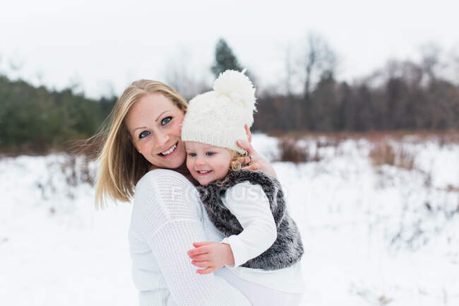 Mother and daughter in snow-covered park, Oshawa, Canada — Stock Photo