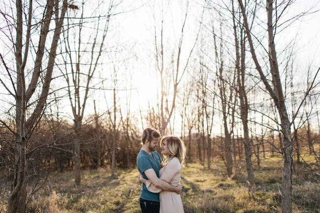 Casal abraçando em ambiente rural — Fotografia de Stock